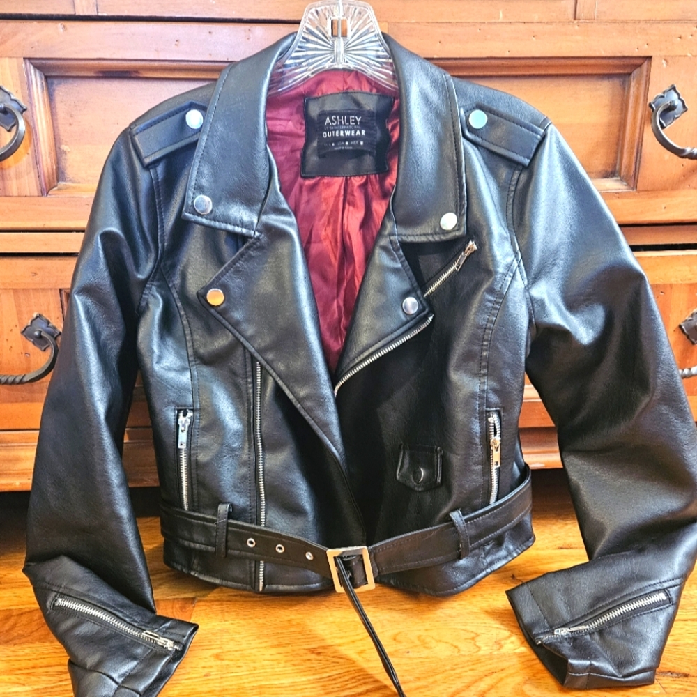 Crop faux leather jacket